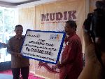 Penyerahan secara simbolik donasi dari IA Elektro kepada Endowment Fund ITB