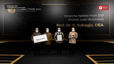 prof-subagjo-menerima-penghargaan-habibie-prize-2021