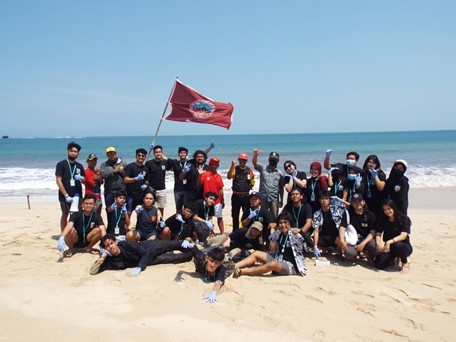 peringati-hari-bumi-2022-mahasiswa-fitb-selenggarakan-aksi-bersih-bersih-pantai-hingga-ekspedisi-alam