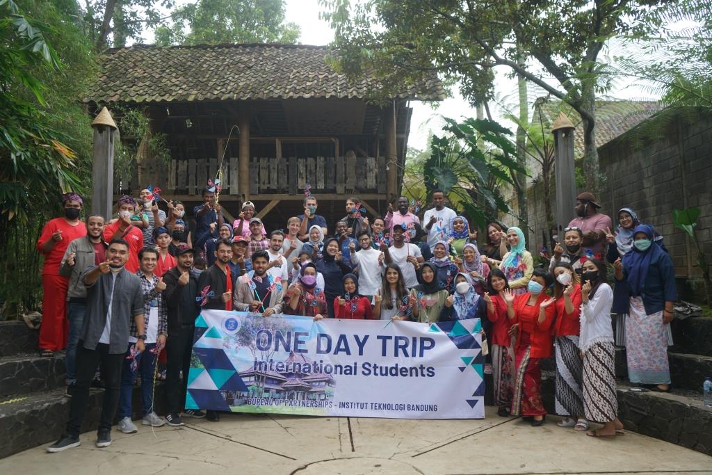 the-excitement-of-one-day-trip-for-itb-international-students-introducing-indonesian-culture-and-tour-around-bandung
