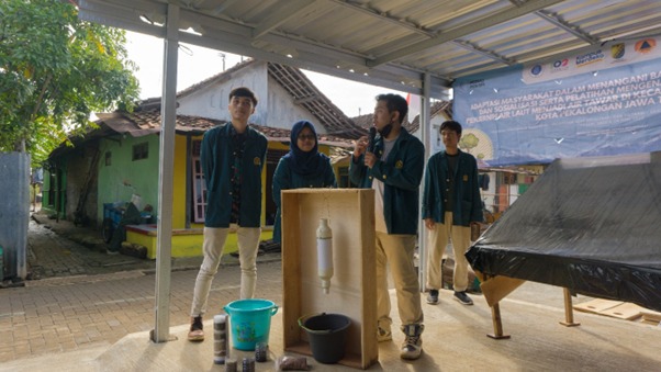 mahasiswa-itb-ajarkan-pembuatan-alat-desalinasi-dan-filtrasi-air-laut-di-daerah-banjir-rob