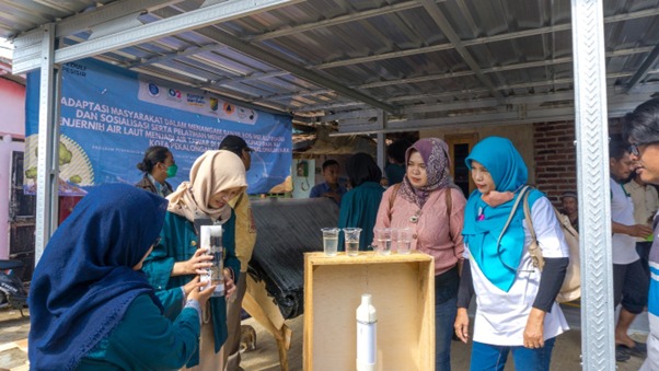 itb-students-teach-coastal-flood-prone-communities-to-create-desalination-device-and-seawater-filtration