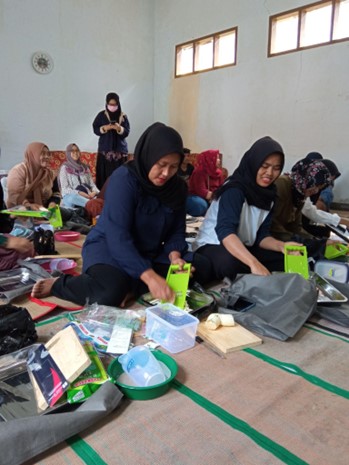 mahasiswa-itb-selenggarakan-pelatihan-pembuatan-tepung-mocaf-di-desa-cintaasih
