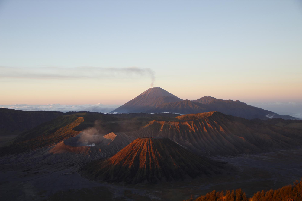Menilik Kembali Perjalanan Eksplorasi dan Penelitian Gunung Berapi di Indonesia Sejak Tahun 1800-an