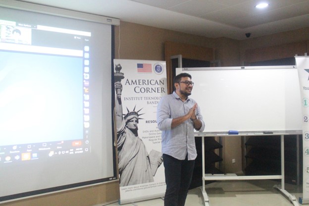 American Corner ITB Holds Workshop Reveals the Ins and Outs of Curriculum for Studying in America