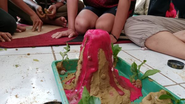 asrama-itb-gelar-eksperimen-sains-sederhana-bagi-anak-anak-kenalkan-mitigasi-bencana-erupsi-gunung-berapi