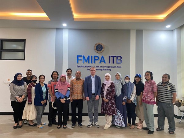 fmns-itb-holds-guest-lecture-welcoming-prof-dr-marc-j-e-c-van-der-maarel-from-the-university-of-groningen-netherlands