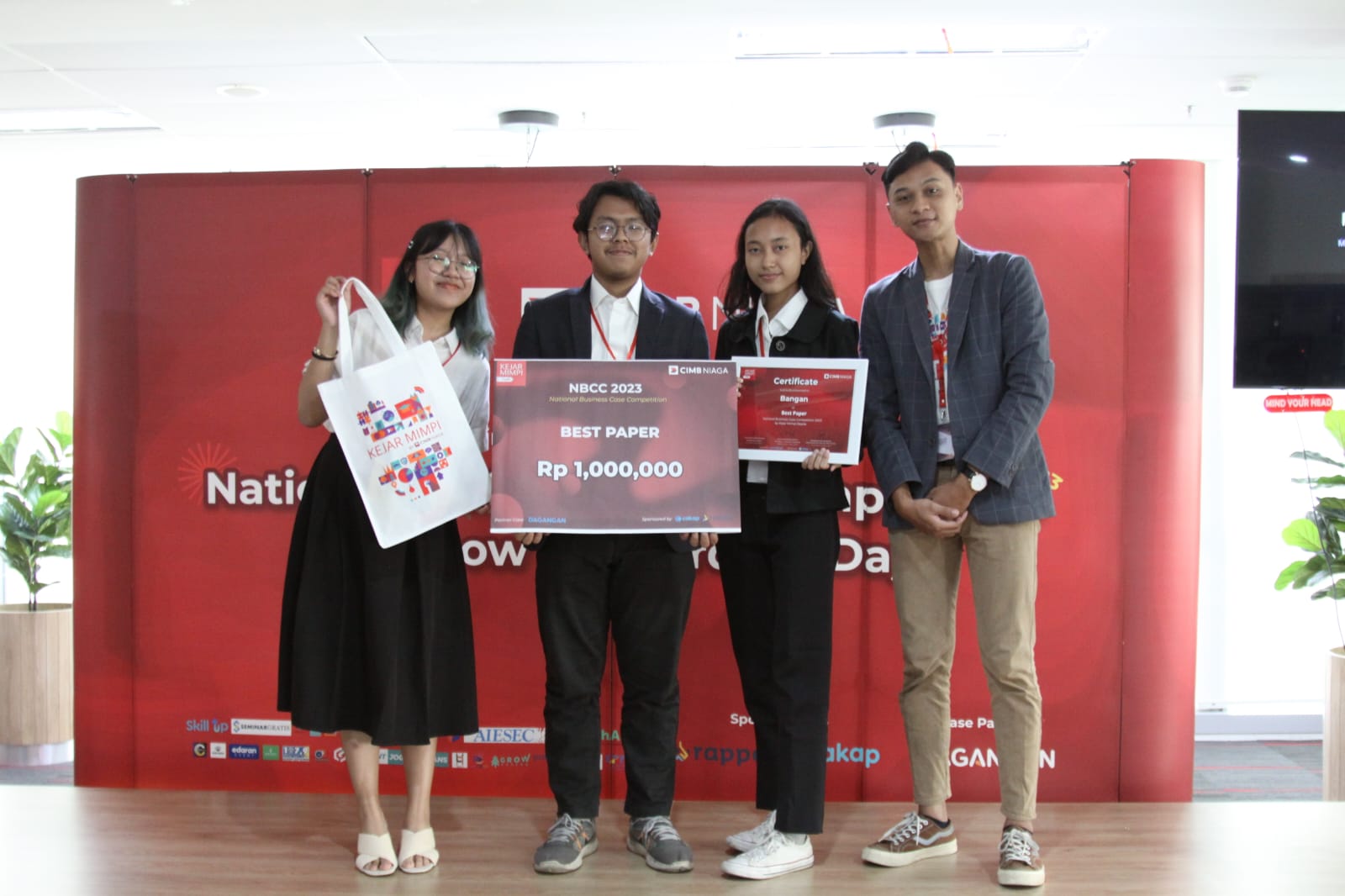 itb-student-business-innovation-dagangkerakyat-secures-2nd-place-and-best-paper-award-at-nbcc-2023