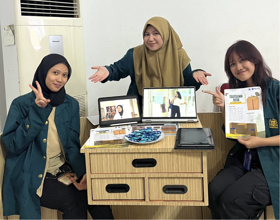 tsutsuma-desk-wrapped-chair-innovation-by-itb-students-secures-1st-place-in-gitc-competition