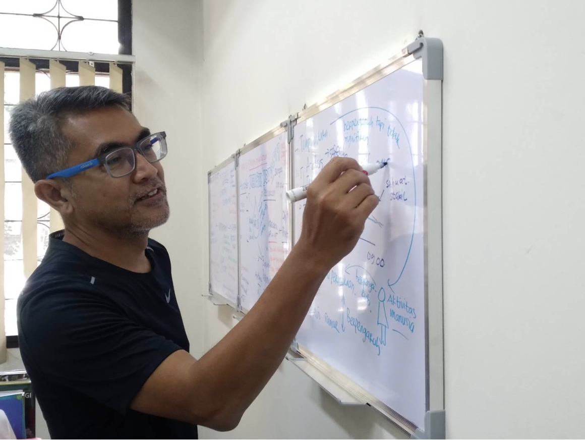Gambar yang Bercerita: Kisah Dr. Dasapta Erwin Membawa Kreativitas ke Ruang Kelas 
