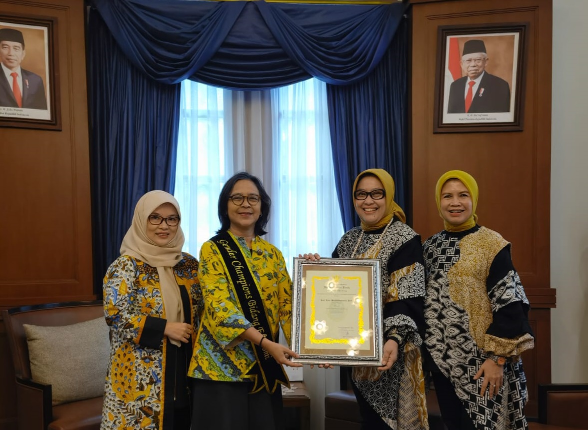 itb-rector-achieves-the-p2wkss-award-in-the-gender-champions-category-of-economic-sector-from-the-west-java-provincial-government