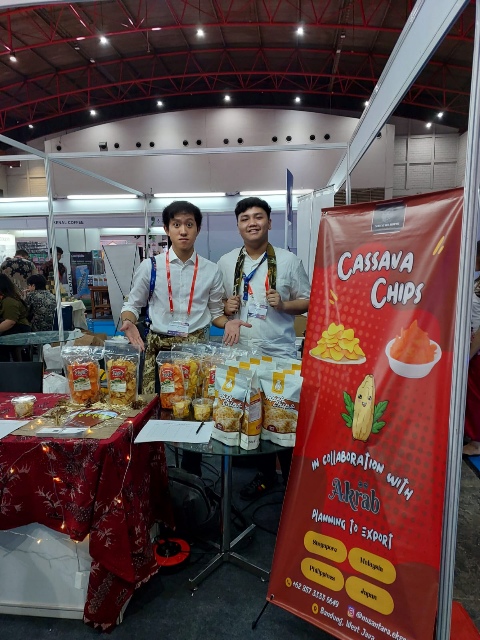 120-mahasiswa-program-international-bisnis-sbm-itb-jadi-exhibitor-pameran-food-beverage-indonesia-2024-di-jiexpo-kemayoran