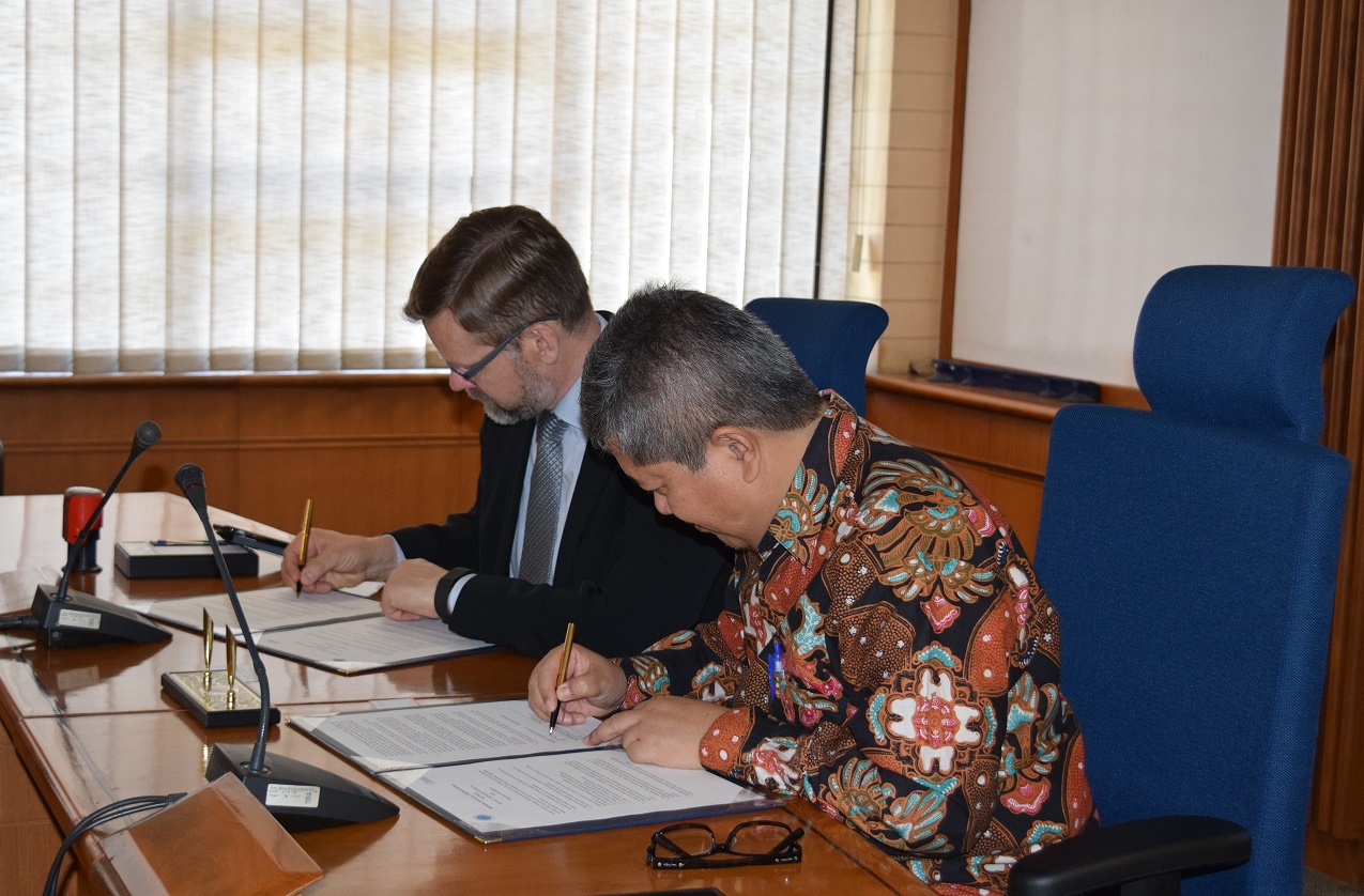 mou-signing-between-itb-and-finland-university-for-facing-disruption-era