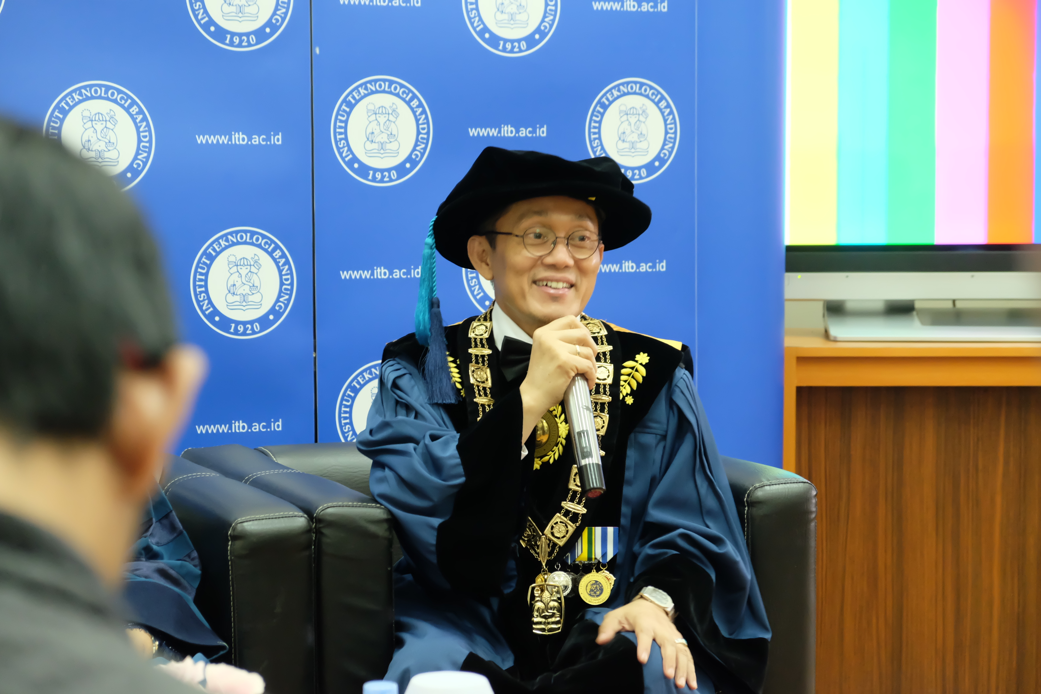 itb-conferred-honorary-doctor-degree-to-nurhayati-subakat