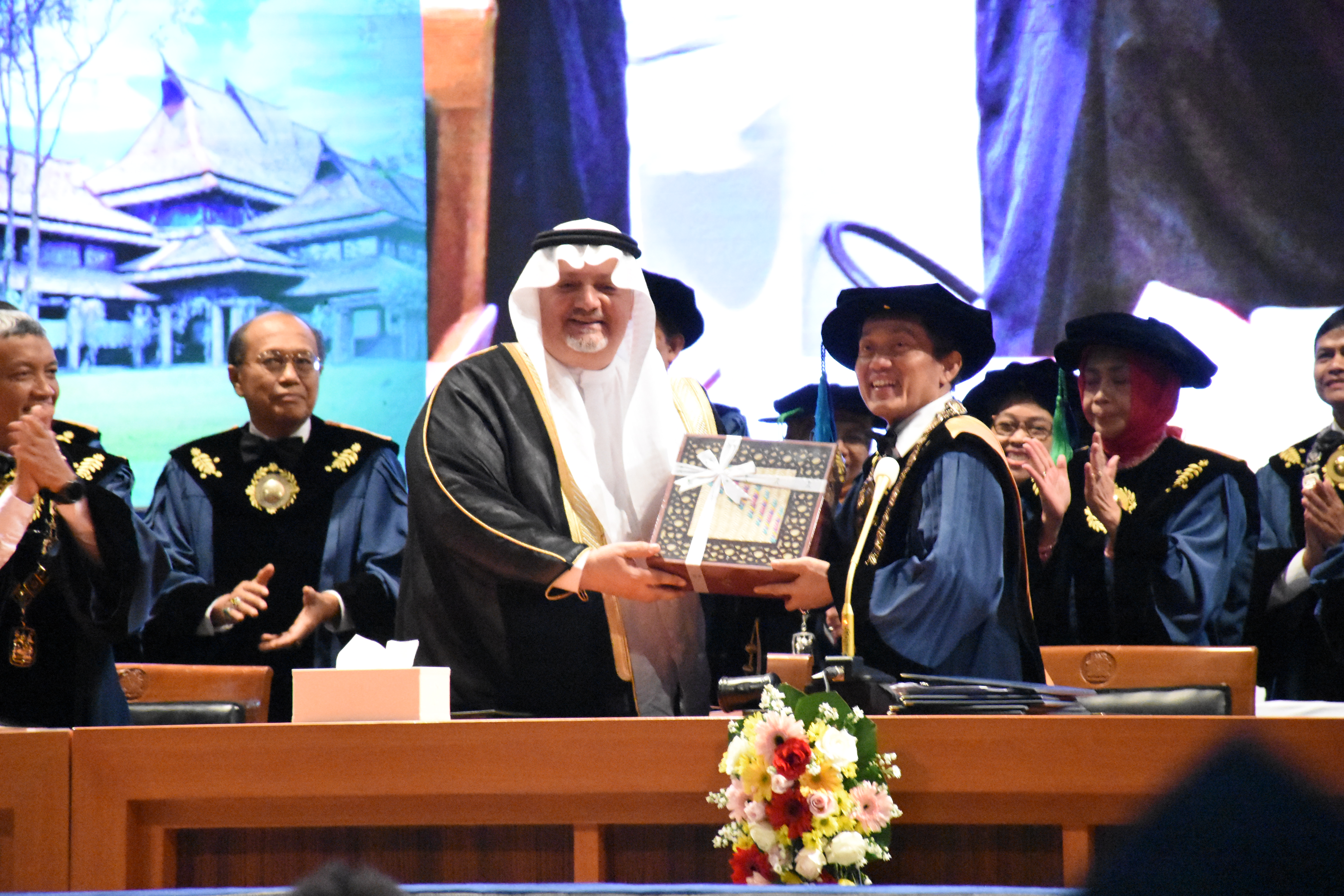 he-ambassador-of-the-kingdom-of-saudi-arabia-to-indonesia-delivered-commencement-speech-on-itbs-graduation-ceremony