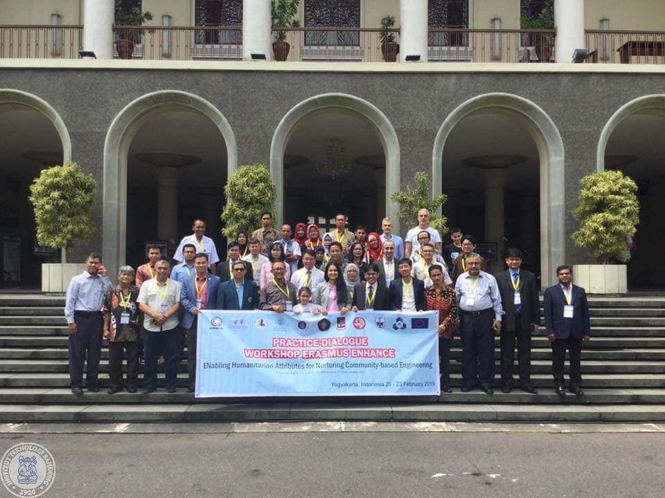 Foto bersama para peserta practice-dialogue workshop di Yogyakarta