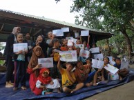 team-from-itb-put-smiles-back-on-the-face-of-lombok-children-after-the-earthquake-with-art